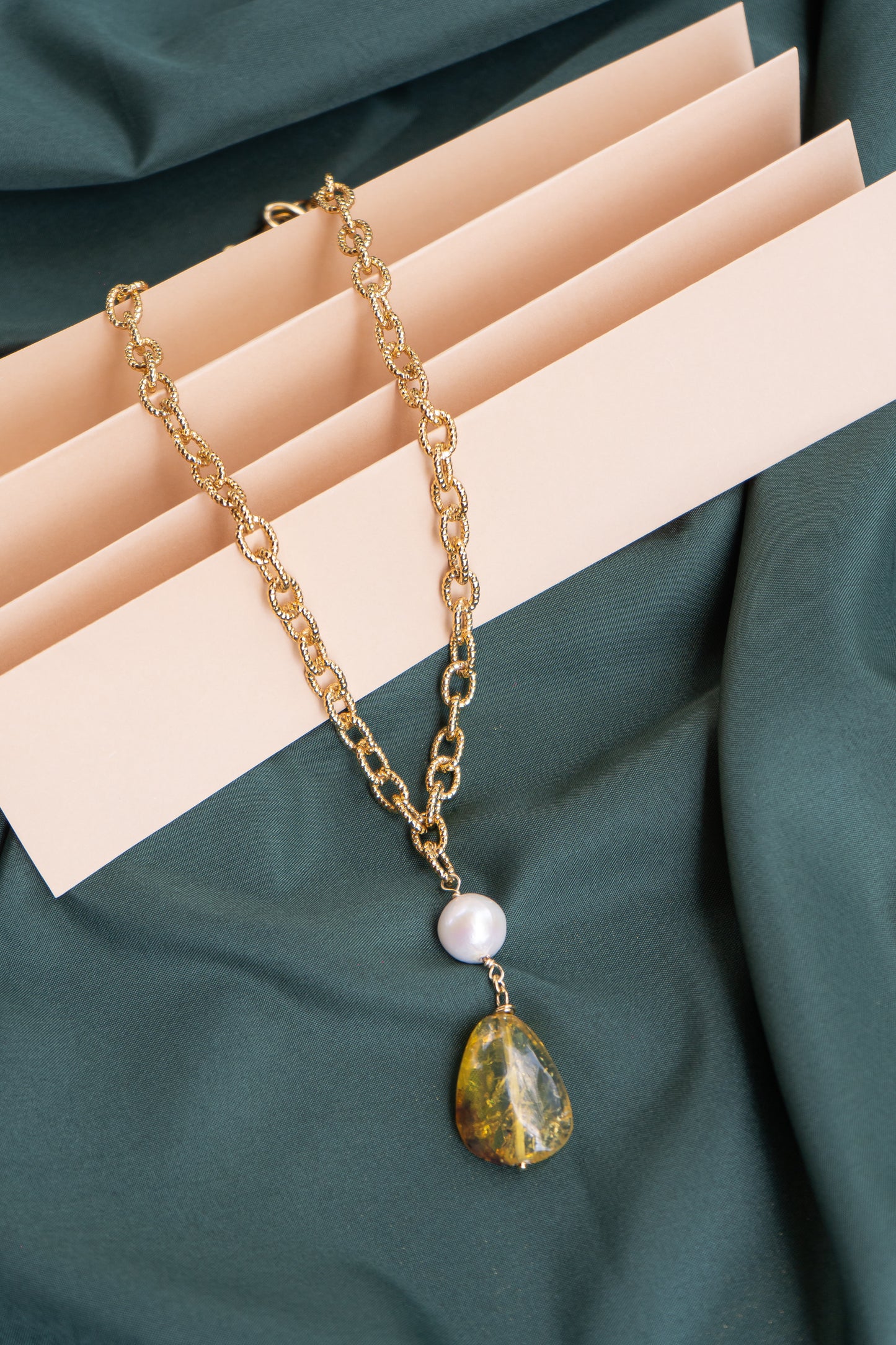 COLLAR ÁMBAR CON
PERLA