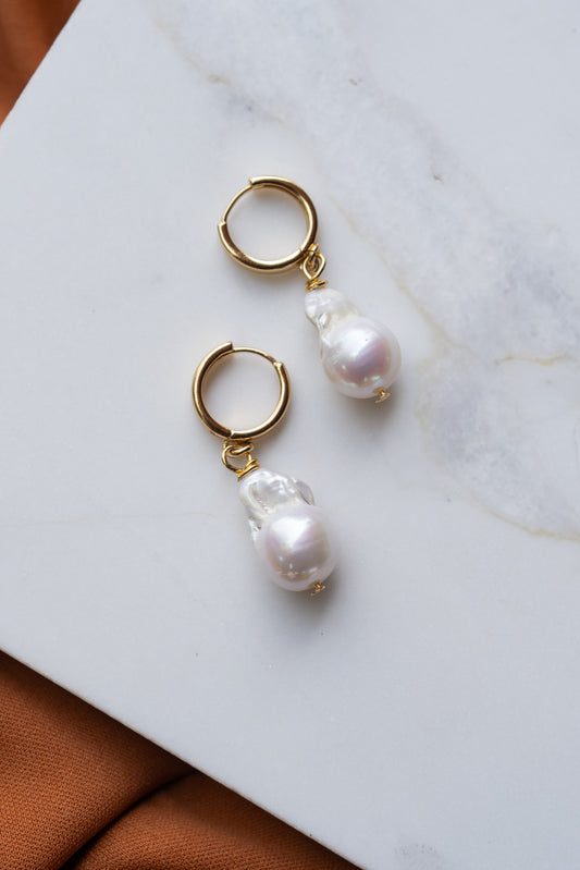 Arete Huggie Perla Barroca