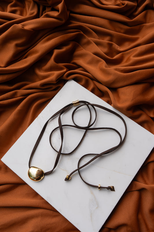 COLLAR CORBATERO GAMUZA STONE