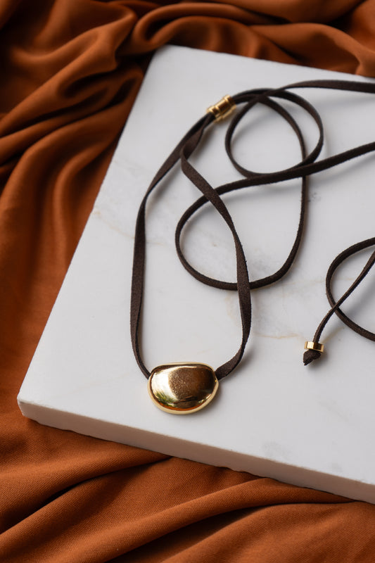 COLLAR CORBATERO GAMUZA STONE