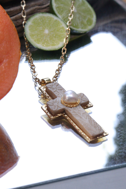 Collar Cruz Resina con perla
