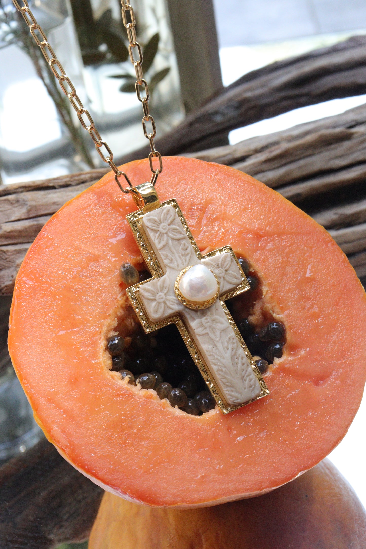 Collar Cruz Resina con perla